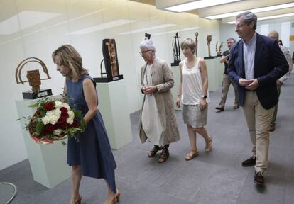 Eider Mendiza, presidenta de las Juntas Generales, deposita unas flores en el homenaje a Juan Mari Jáuregui.