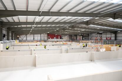 El espacio que aparece en esta imagen es el centro de entrenamiento cubierto Parc y Scarlets en Llanelli (Gales, Reino Unido), sede del equipo de rugby galés Scarlets. Está destinado a pacientes con coronavirus y en él caben hasta 5.000 camas.