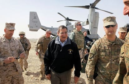 Leon Panetta, a su llegada a la base Shukvani, en Afganistán.