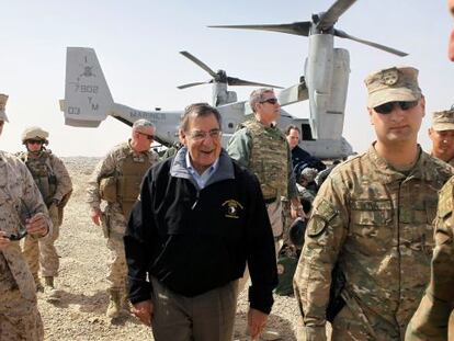 Leon Panetta, a su llegada a la base Shukvani, en Afganistán.