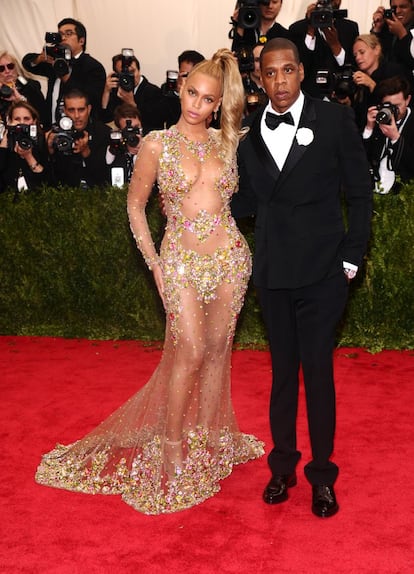 Junto a su marido, el rapero Jay Z, llegaba Beyoncé con este vestido donde no dejaba nada a la imaginación a la gala MET de 2015. La pareja contrajo matrimonio en 2008 y tienen tres hijos: Blue Ivy, de 5 años, y los mellizos, Carter y Rumi nacidos en julio.