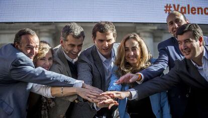 El l&iacute;der de Ciudadanos, Rivera, en el centro, flanqueado por Cant&oacute; y Punset en Valencia.