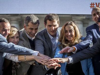 El l&iacute;der de Ciudadanos, Rivera, en el centro, flanqueado por Cant&oacute; y Punset en Valencia.