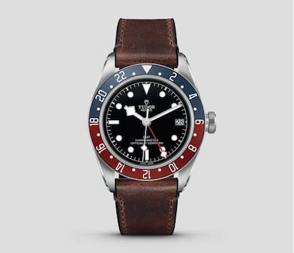 El Black Bay es una de las enseñas de Tudor, de sus emblemas. Este nuevo modelo de la gama incorpora la función GMT… y no puede faltar ese bisel en burdeos y azul (en esta ocasión en versión mate), por supuesto. La caja de acero de 41 mm acoge los husos horarios adicionales y se indican con una aguja snowflakes roja que gira alrededor de la esfera en 24 horas. Hermético hasta los 200 metros de profundidad, a la versión del brazalete en acero se unen las de correa de cuero marrón o de tejido negro con una banda burdeos.