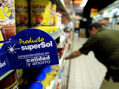 Un cartel de una sucursal de la cadena de supermercados Supersol asegura ofrecer precios baratos y de buena calidad.