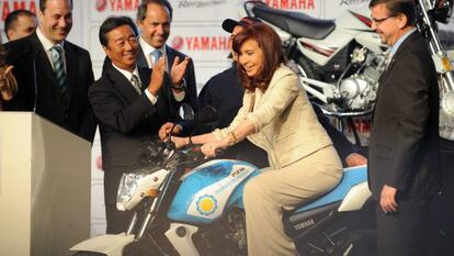 Cristina Fernández at the opening of a Buenos Aires factory.