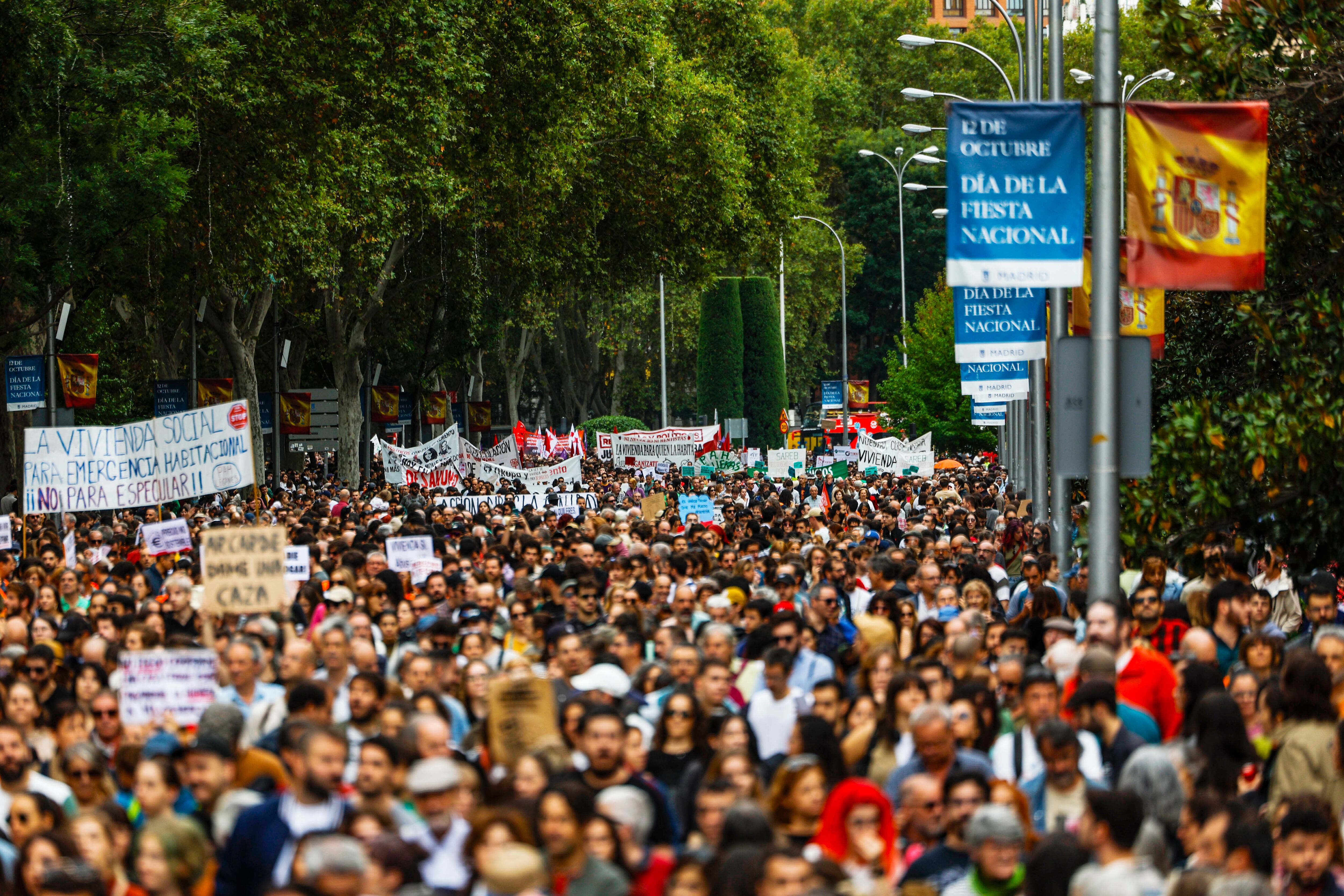 Vista general de la manifestación a su paso por el paseo del Prado de Madrid, este domingo.