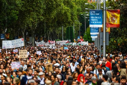 Vista general de la manifestación por el paseo del Prado de Madrid.