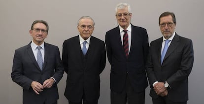 Antonio Vila, director general entrante de la Fundación Bancaria La Caixa; Juan José López Burniol, vicepresidente de la Fundación; Isidro Fainé, presidente de la Fundación y de CriteriaCaixa, y Jaume Giró, director general saliente.