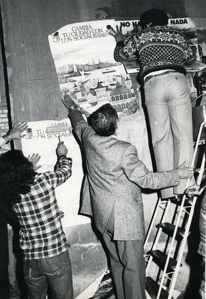 Cerca de 20.000 carteles fueron pegados el 16 de marzo de 1979 por militantes socialistas en las calles de Madrid, en el primer acto masivo de propaganda electoral que realizó el PSOE en aquellas elecciones; seis días después de que se iniciara la campaña de las elecciones municipales.