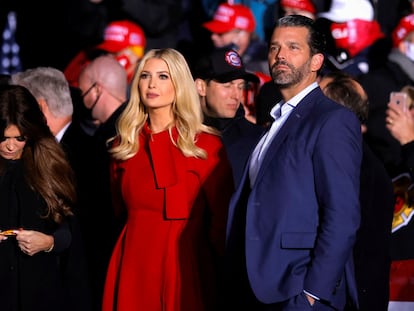 Los hermanos Ivanka Trump y Donald Trump Jr.. en un acto de campaña de su padre, Donald Trump, Kenosha, Wisconsin.