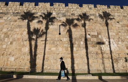 Un judío ultraortodoxo camina a lo largo de las murallas de la Ciudad Vieja de Jerusalén (Israel). El país volvió a situarse por encima de los 1.800 contagios diarios, alejándose del objetivo de los 500 que pretendía cuando comenzó el confinamiento y tras cerca de dos meses de una cautelosa desescalada.