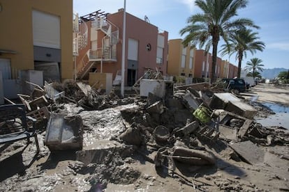 Enseres inservibles procedentes de las viviendas arrasadas por la riada en la calle de Juan Sebastián Elcano, en Pueblo Laguna, Vera.