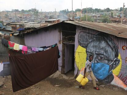 Un mural sobre el coronavirus en una casa del asentamiento informal Mathare en Nairobi (Kenia).