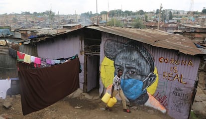 Un mural sobre el coronavirus en una casa del asentamiento informal Mathare en Nairobi (Kenia).