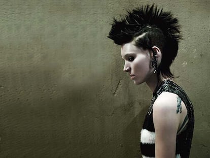 La Lisbeth Salander de David Fincher, encarnada por Rooney Mara, es una de las maestras del afeitado capilar. Las influencias de su look llegaron a la pasarela: desde Calvin Klein a H&M, la heroína de Stieg Larsson marcó tendencia.