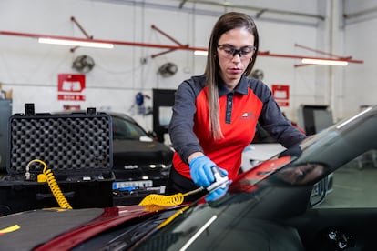 Los parabrisas y lunas OEE ("equivalente al equipo original", por su acrónimo en inglés) son los que manufacturan los fabricantes del vehículo. Solo los instalan proveedores especializados y autorizados.