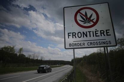 Una señal en Quebec (Canadá) avisa de que no se puede pasar la frontera a EE UU con marihuana.