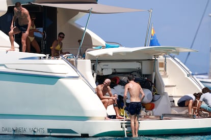Zinedine Zidane y su familia, durante sus vacaciones en Ibiza, el pasado domingo.
