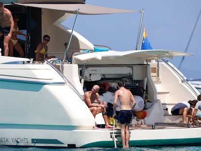 Zinedine Zidane y su familia, durante sus vacaciones en Ibiza, el pasado domingo.