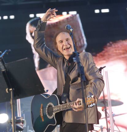 Ray Davies, líder de The Kinks, durante el recital que ofreció en la playa de La Zurriola.