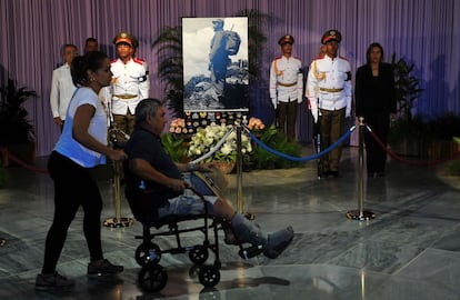 El Gobierno ha decidido posponer para el 2 de enero de 2017 los actos de conmemoración del desembarco del yate 'Granma' en la costa de Cuba, el 2 de diciembre de 1956. En la imagen, varias personas presentan sus últimos respetos al revolucionario Fidel Castro, en La Habana.