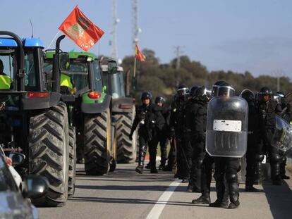 Protestas agricultores extremeños en el Km174 de la N-V. 