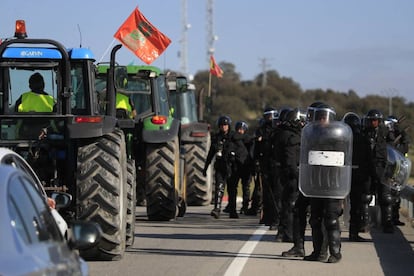 Protestas agricultores extremeños en el Km174 de la N-V. 