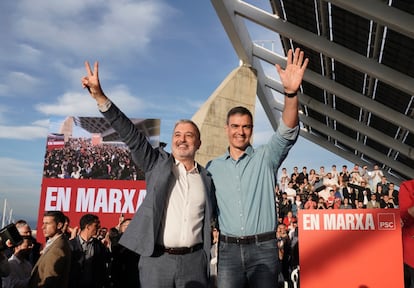 Jaume Collboní y Pedro Sánchez, este jueves en un mitin en el Forum de Barcelona.