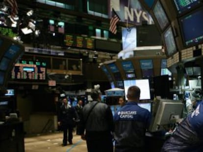 Inversores operan en Wall Street.