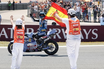 El piloto Álex Márquez celebra su victoria en el circuito Ángel Nieto de Jerez de la Frontera, este domingo.