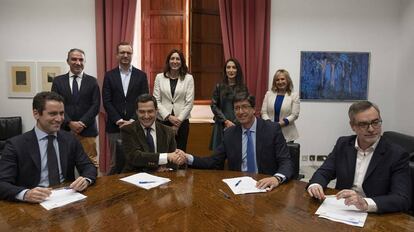 Juan Manuel Moreno Bonilla y Juan Marín durante la firma del pacto de gobierno este miércoles en el Parlamento de Andalucía.