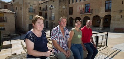 Desde la izquierda, los miembros de la gestora de Bargota (Navarra) Gurutze Merino, Luis María Ruiz, Miriam Díaz de Cerio y Pablo Llorens.