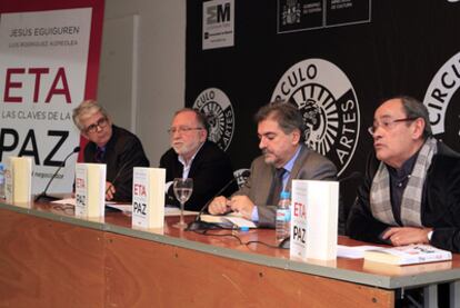 Javier Moreno, Luis R. Aizpeolea, Jesús Eguiguren y Jesús Ceberio, en la presentación del libro.