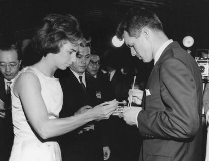 EL abogado del estado Robert F. Kennedy y su mujer, Ethel Skakel Kennedy, comiendo con palillos durante una cena en su honor en Tokio (Japón), durante un viaje benéfico de 26 días por el mundo en 1962. |