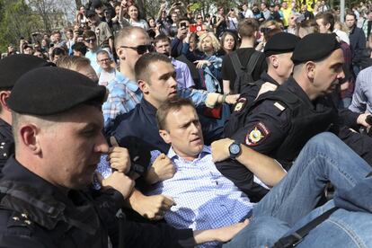 Agentes de la policía rusa detienen al opositor ruso Alexéi Navalni durante la manifestación celebrada a dos días de la investidura de Vladimir Putin para un cuarto mandato presidencial en Moscú (Rusia).