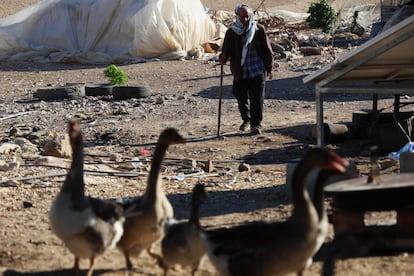 Husein, de 70 años, pasea por la comunidad de Farsiya (Cisjordania ocupada) minutos después de que dos jóvenes colonos amedrentaran a los vecinos y causaran algunos destrozos.