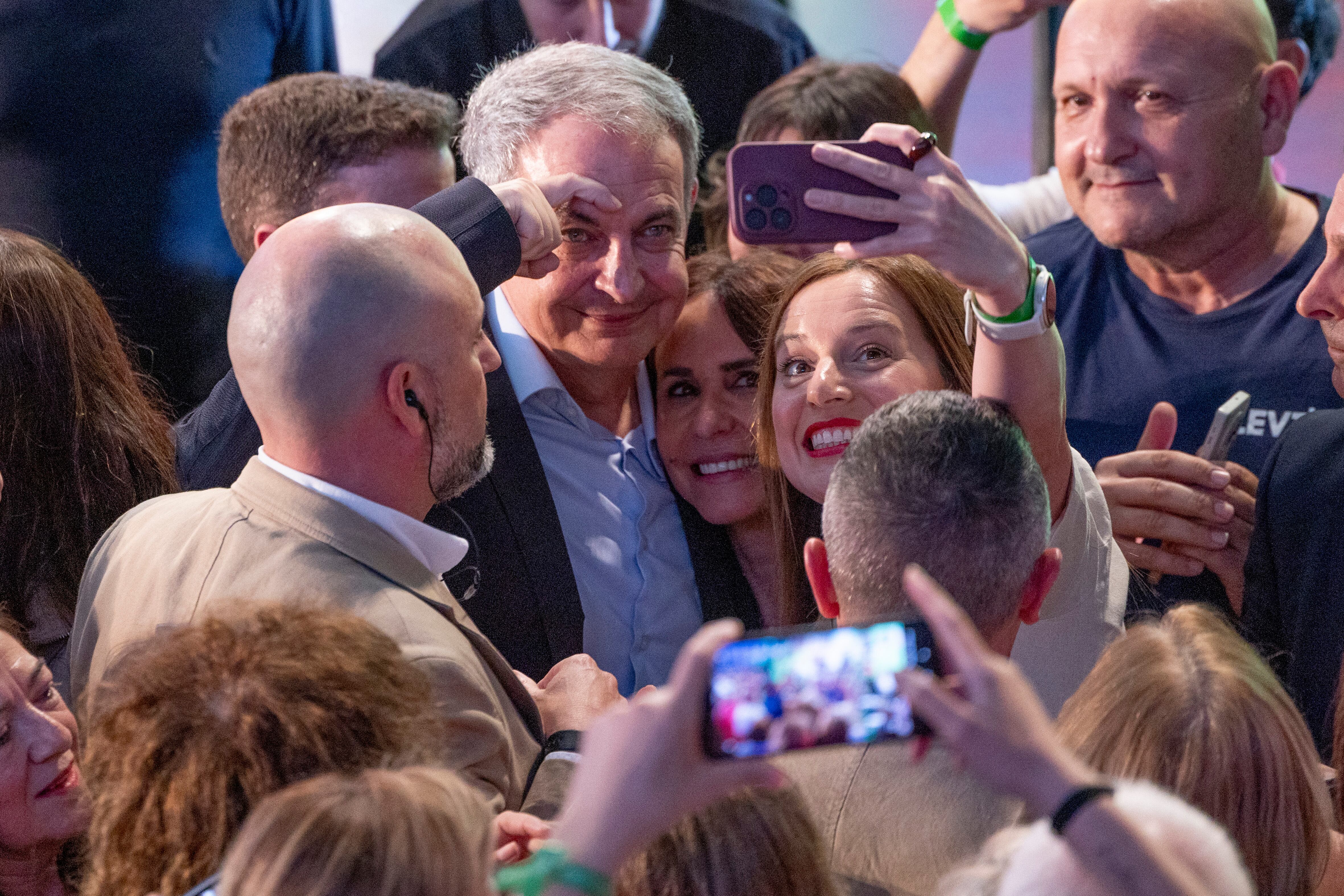El expresidente del Gobierno José Luis Rodríguez Zapatero se fotografía con unas simpatizantes.