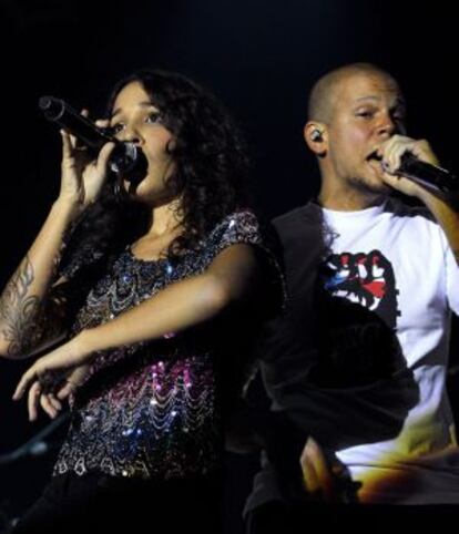 Residente y PG-13, integrantes del grupo puertorriqueño Calle 13 durante su actuación en el Madrid Arena.