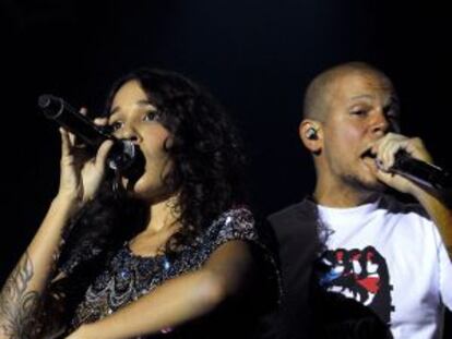 Residente y PG-13, integrantes del grupo puertorrique&ntilde;o Calle 13 durante su actuaci&oacute;n en el Madrid Arena. 