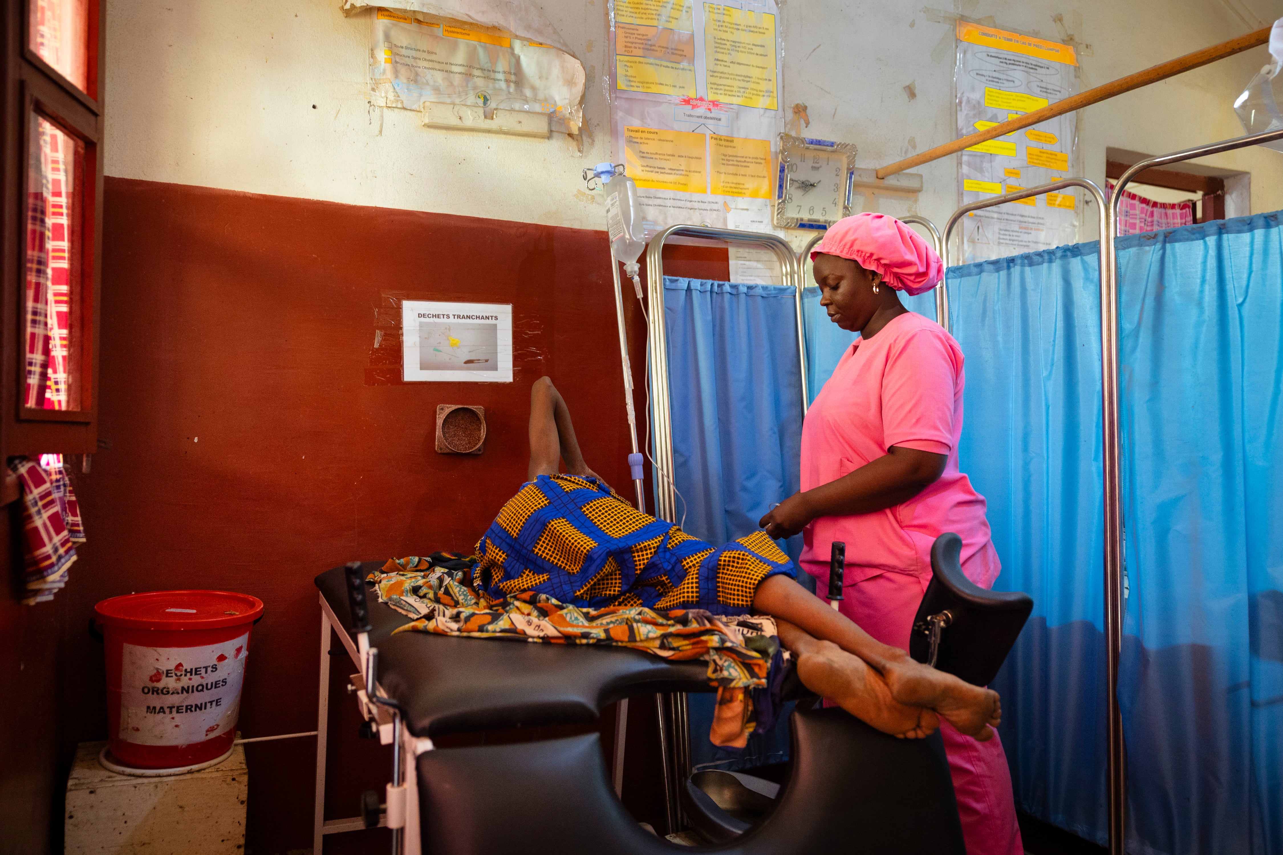 La matrona Francette Guenegana atiende a una mujer que acaba de dar a luz en la sala de maternidad del hospital de Bossangoa, el 22 de noviembre.