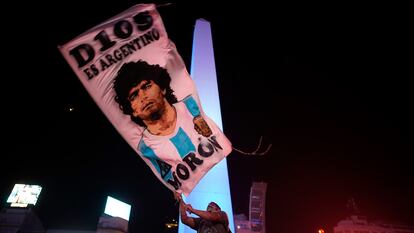 Un hombre ondea una bandera con el rostro de Maradona, en Buenos Aires.