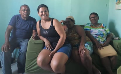 Os irmãos Edson, Tereza Cristina e Edilene Barbosa Silva, e a nora Evany Maria Evaristo (ao centro) dizem que o WhatsApp mais confunde do que ajuda na hora de escolher um candidato.