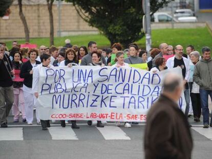 Manifestación contra los recortes de sanidad, celebrada en Vitoria.