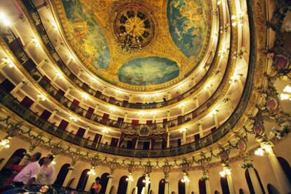 El teatro Amazonas de Manaos, el primer escenario de ópera construido en Brasil, se inauguró en 1896.