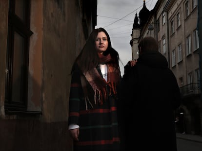 Julia, ucrania, y Denis, de nacionalidad rusa, en una calle del centro de Lviv, en Ucrania.