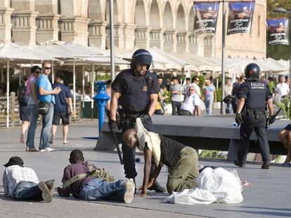 Nueva redada contra los 'manteros' en el puerto de Barcelona