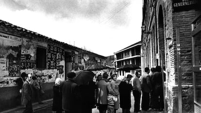 Cola para votar en un colegio electoral de Miraflores de la Sierra (Madrid), en las elecciones municipales en 1979. 