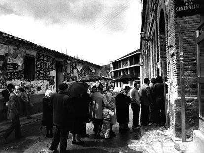 Cola para votar en un colegio electoral de Miraflores de la Sierra (Madrid), en las elecciones municipales en 1979. 