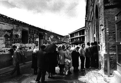 Cola para votar en un colegio electoral de Miraflores de la Sierra (Madrid), en las elecciones municipales en 1979. 